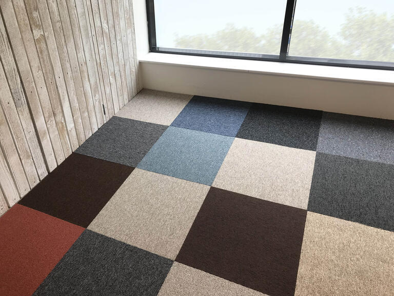 Interface Budget Isolation Mix / Bouclé / 50 cm x 50 cm / Mix, Black, Blue, Grey, Beige