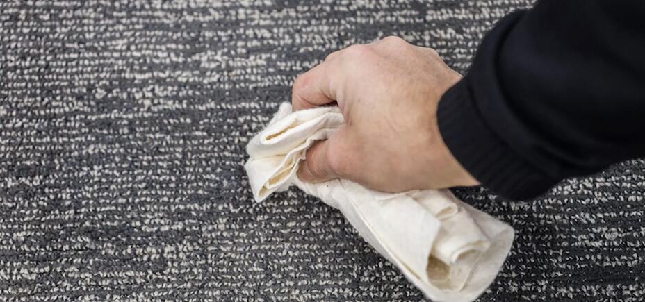 Cleaning carpet tiles
