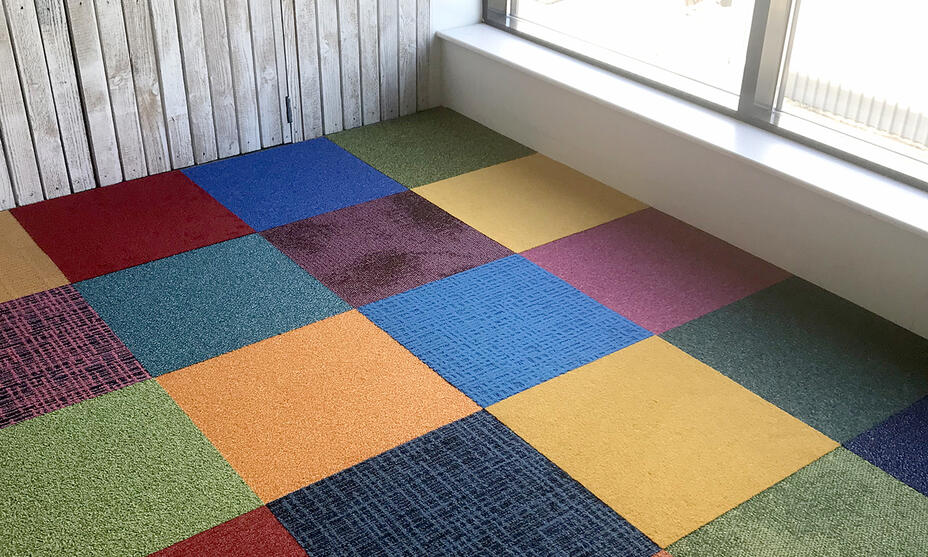 Mixed carpet tiles / 