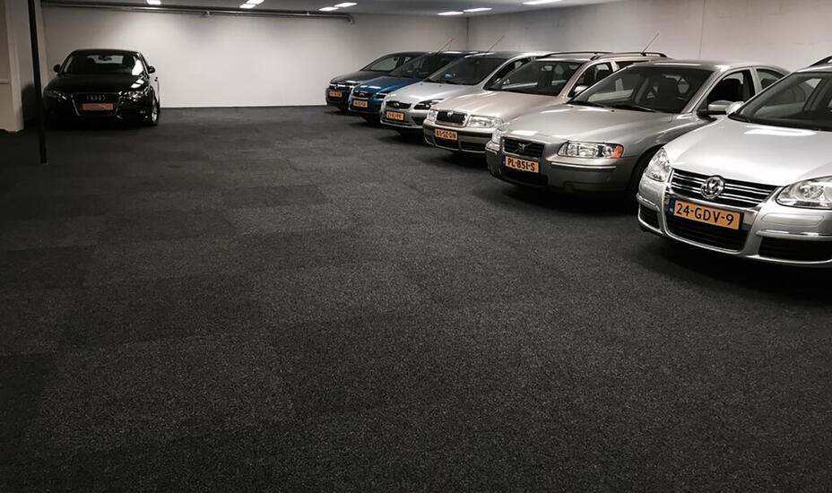 Private label carpet tiles / 